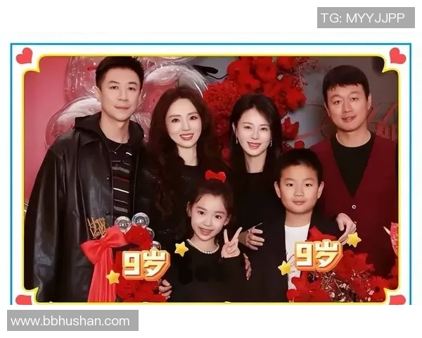 足球明星与儿子温馨合影展现父子情深瞬间的精彩瞬间