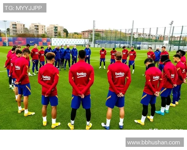 足球明星双人走路姿势的魅力与风采解析 足球明星双人走路姿势的魅力与风采解析