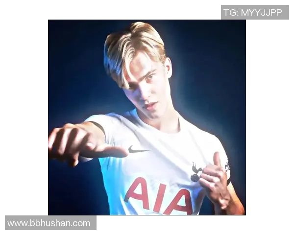 足球明星比心动作背后的温暖故事与球迷情感连接 足球明星比心动作背后的温暖故事与球迷情感连接